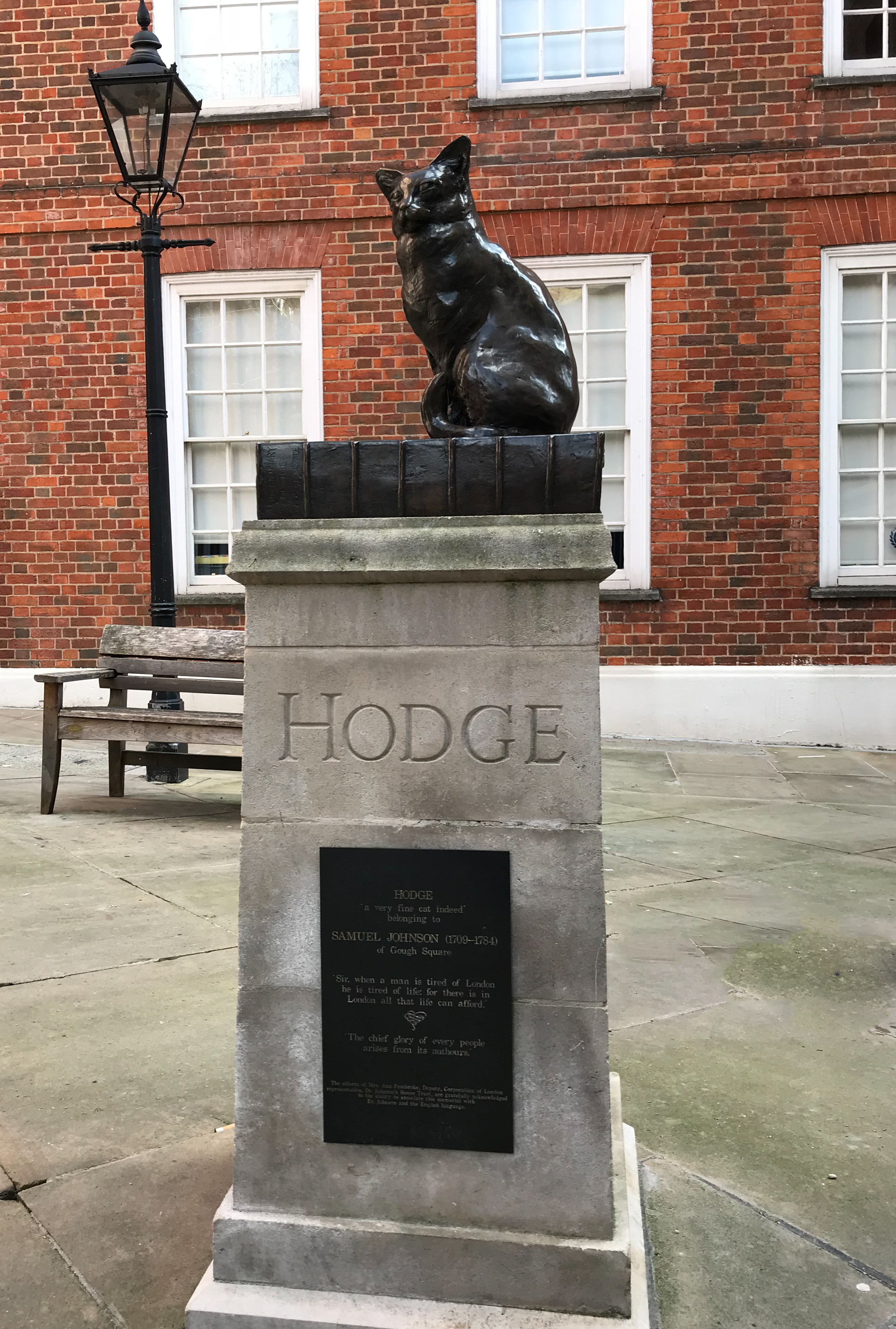 Monument to Samuel Johnson's cat Hodge